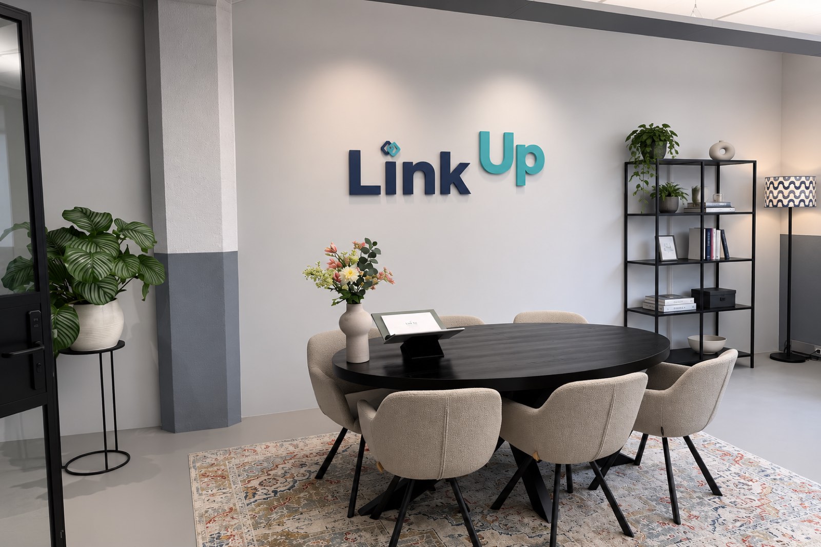 Professionals in gesprek in een lichte, warme werkomgeving